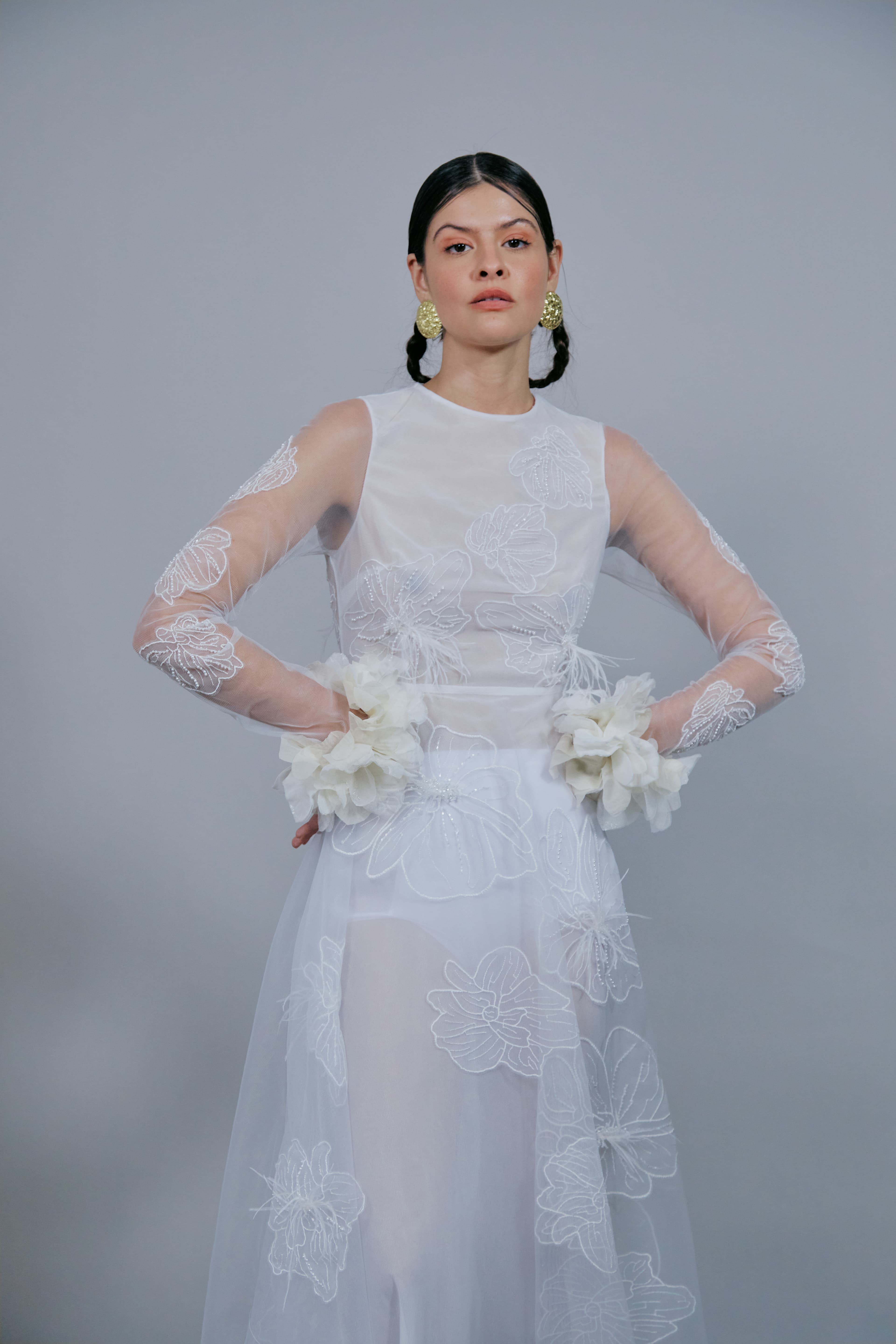 Vestido noiva flores aplicadas e bordado à mão