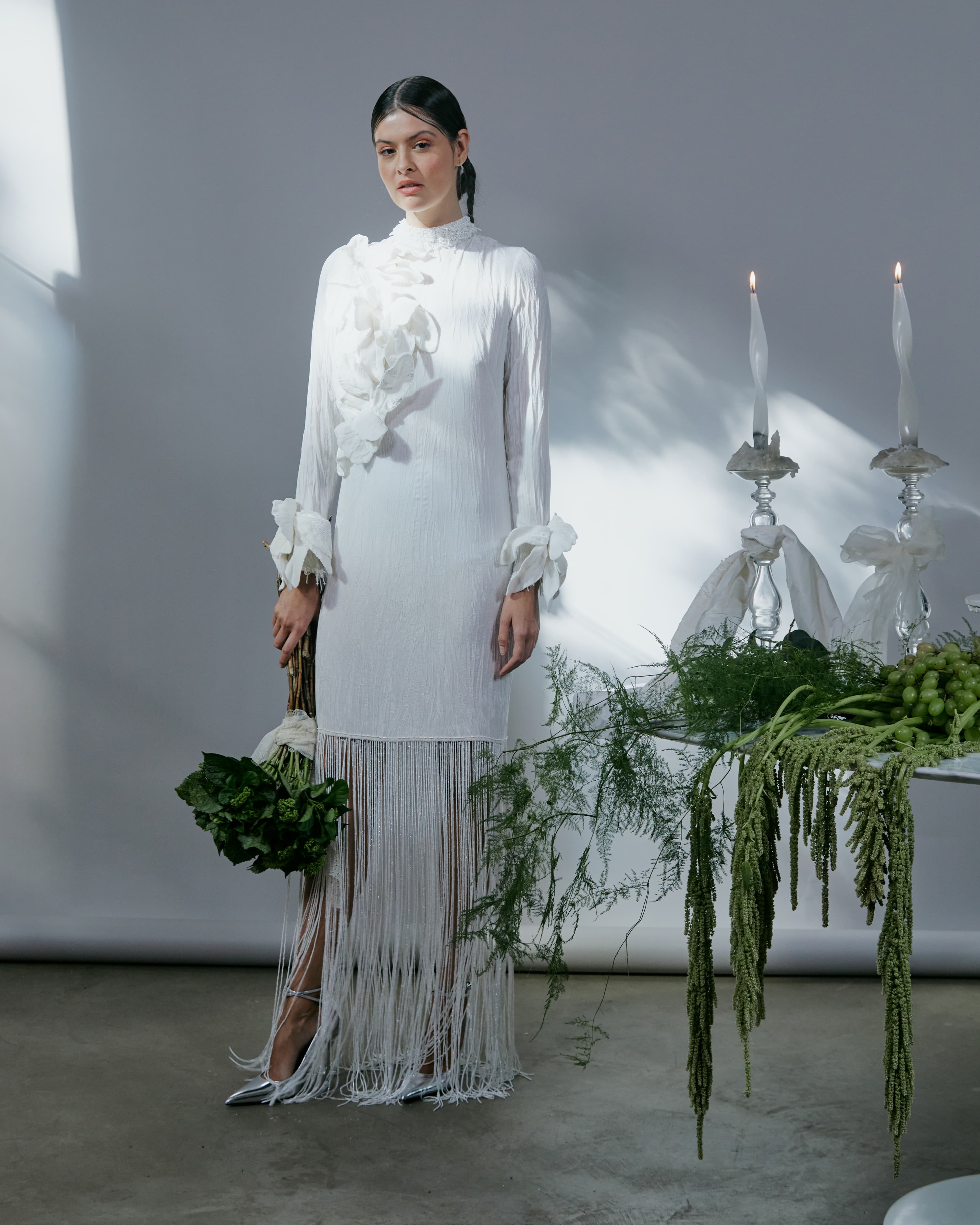 Vestido noiva veludo com saia de franjas em cristais