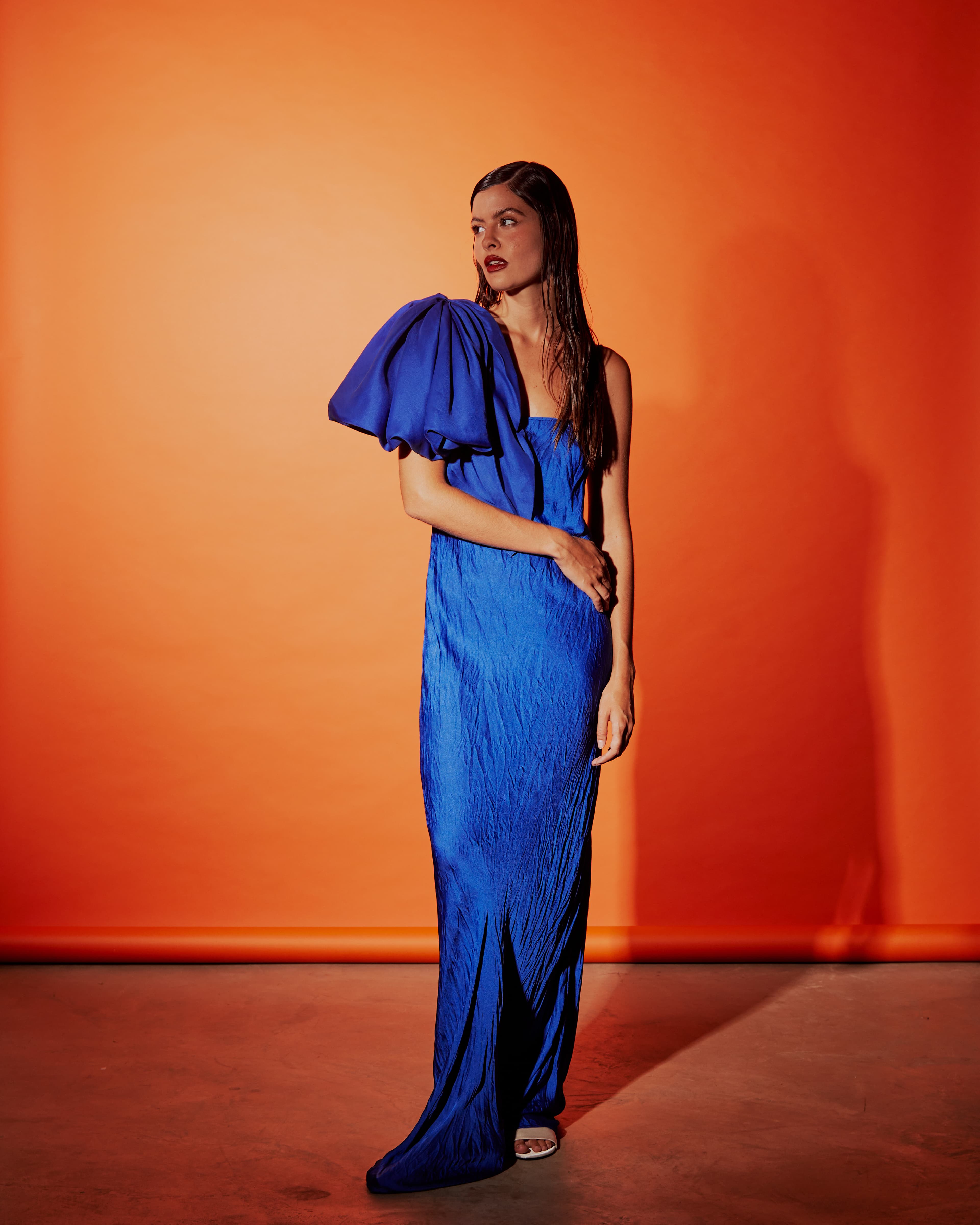 Slip dress decote reto c/ manga flor removível plissado