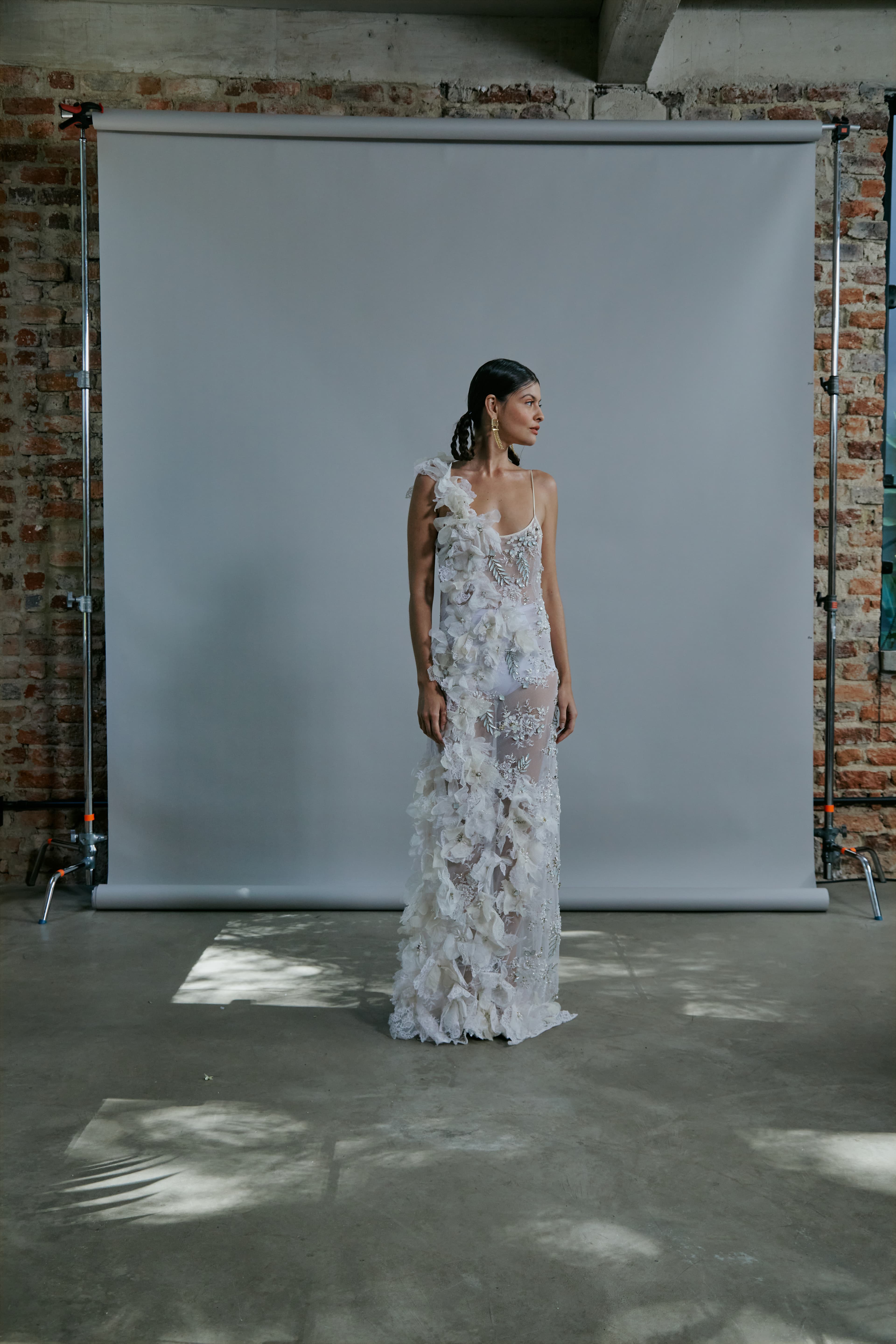 Vestido noiva de renda com flores e bordados feitos à mão