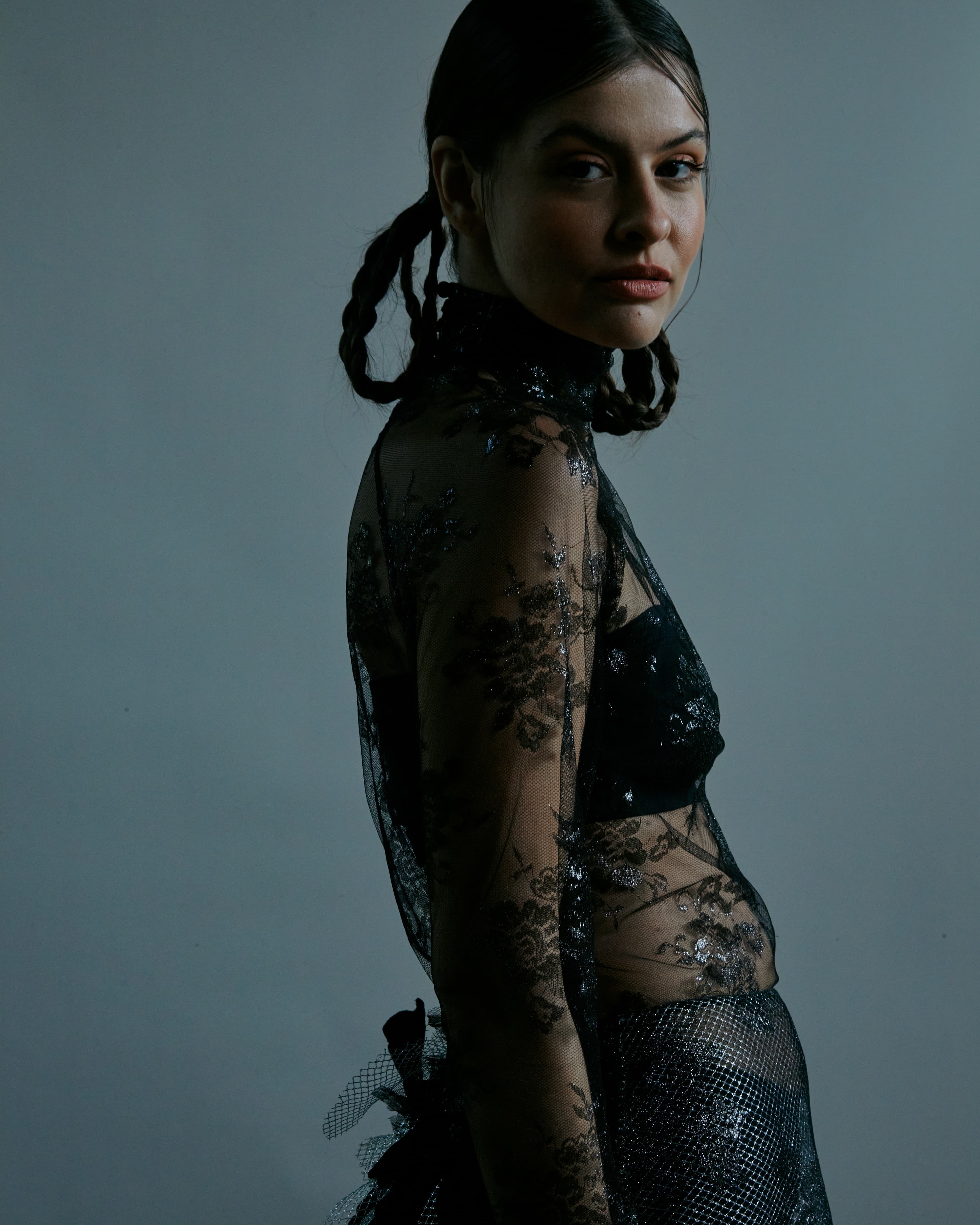 Blusa de renda manga longa com gola alta + Saia evasê de renda