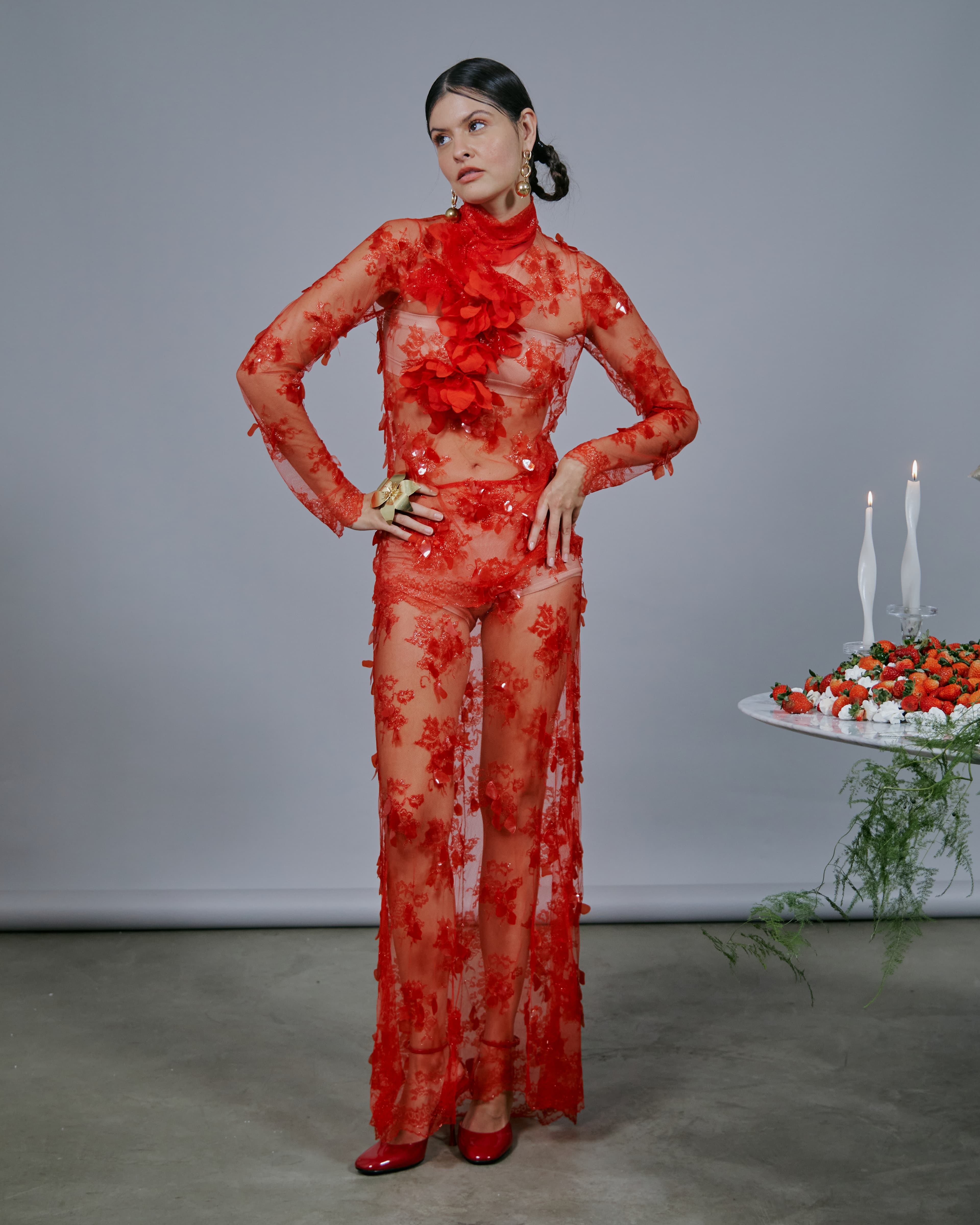 Blusa de renda manga longa com gola alta bordada + Saia de renda vermelha com bordado