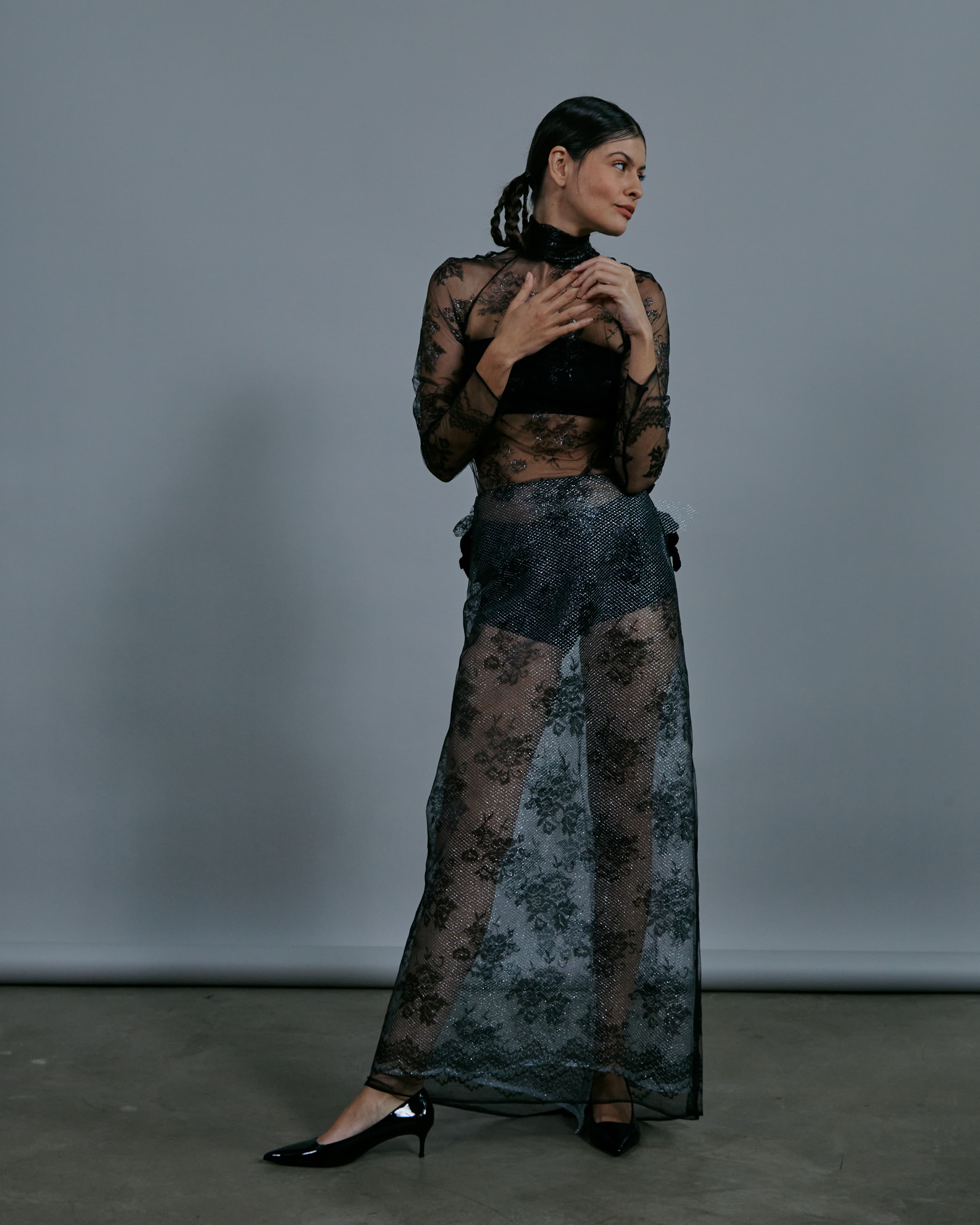 Blusa de renda manga longa com gola alta + Saia evasê de renda