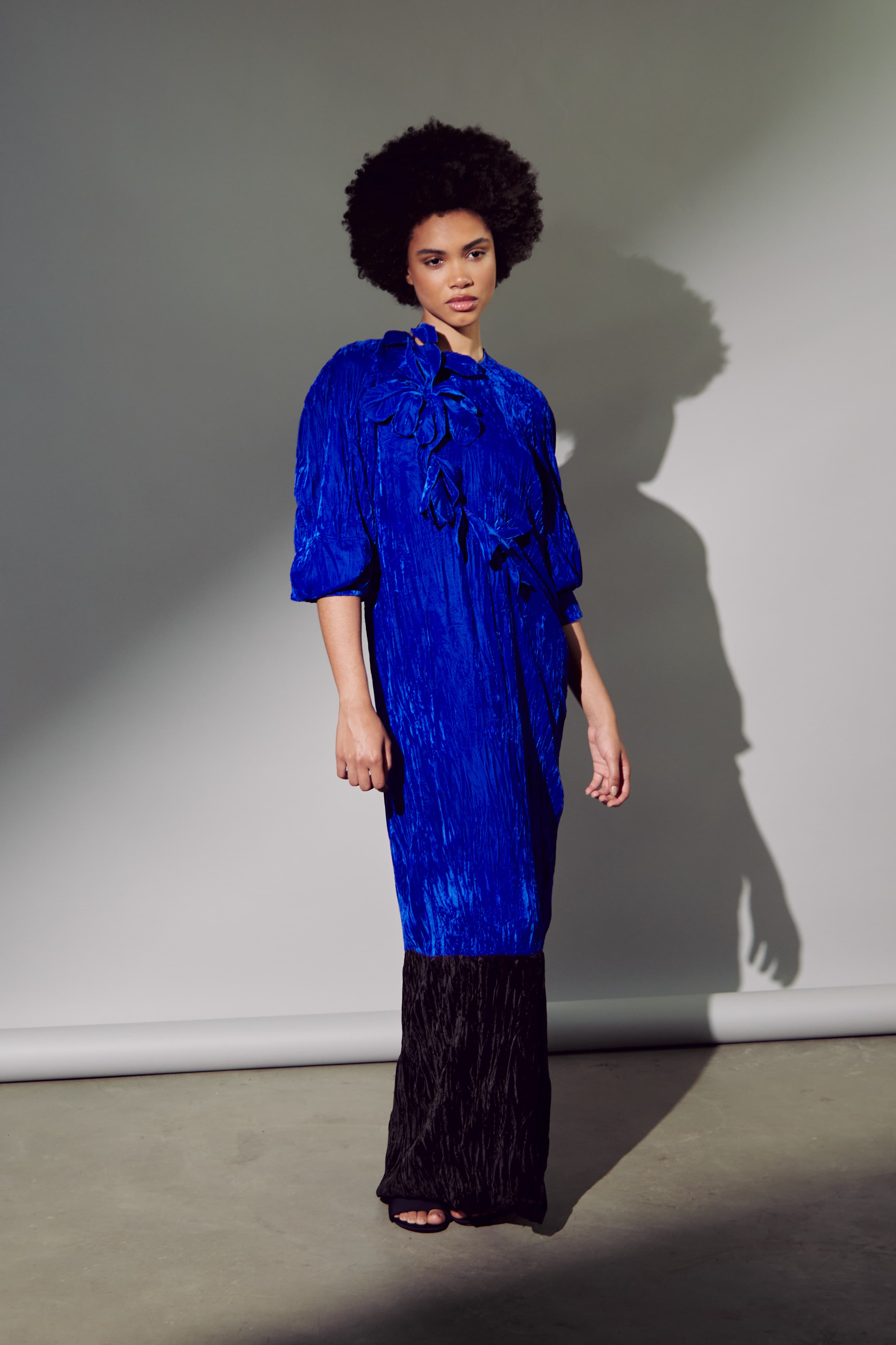 Vestido Longo Bicolor com Manga veludo plissado