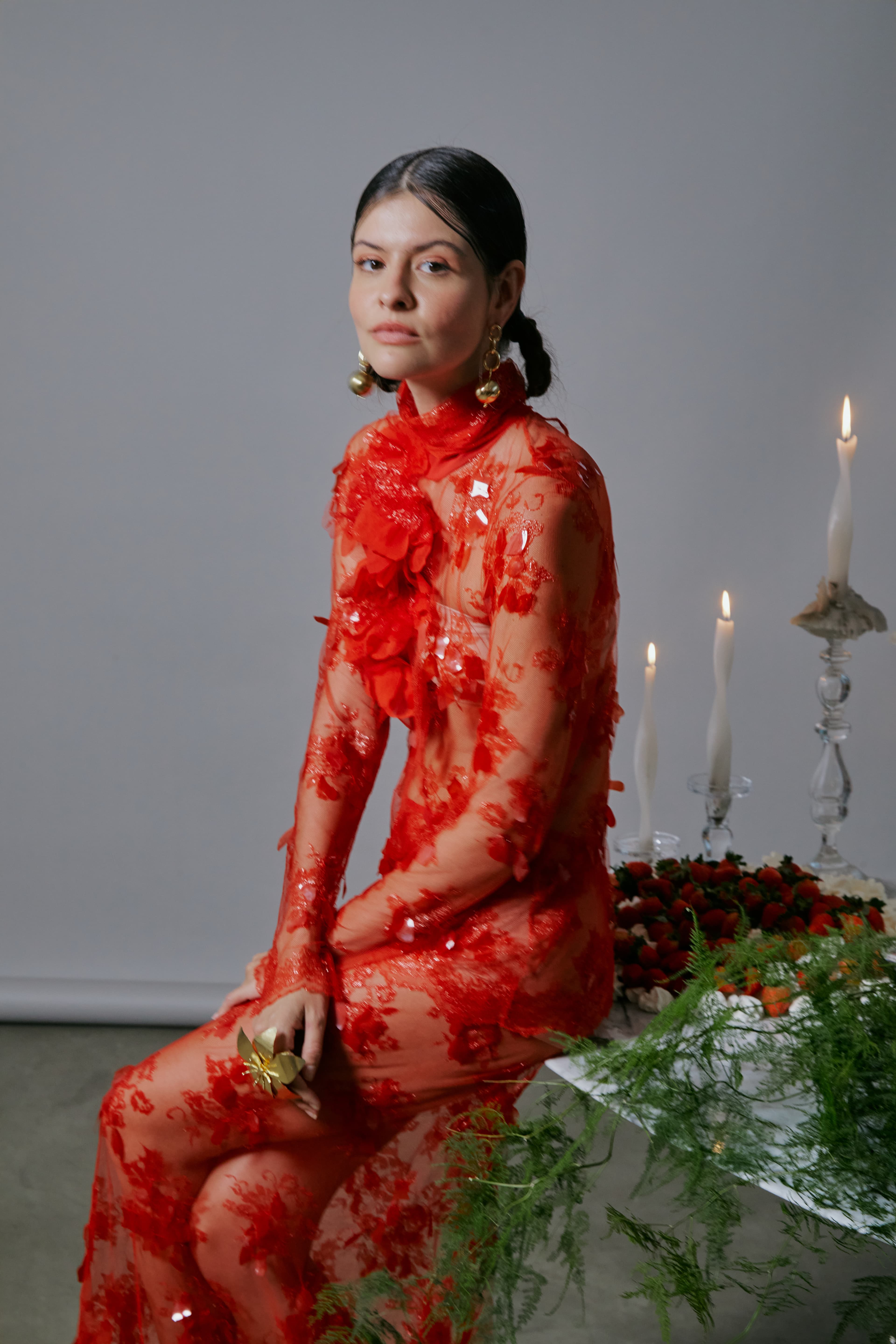 Blusa de renda manga longa com gola alta bordada + Saia de renda vermelha com bordado