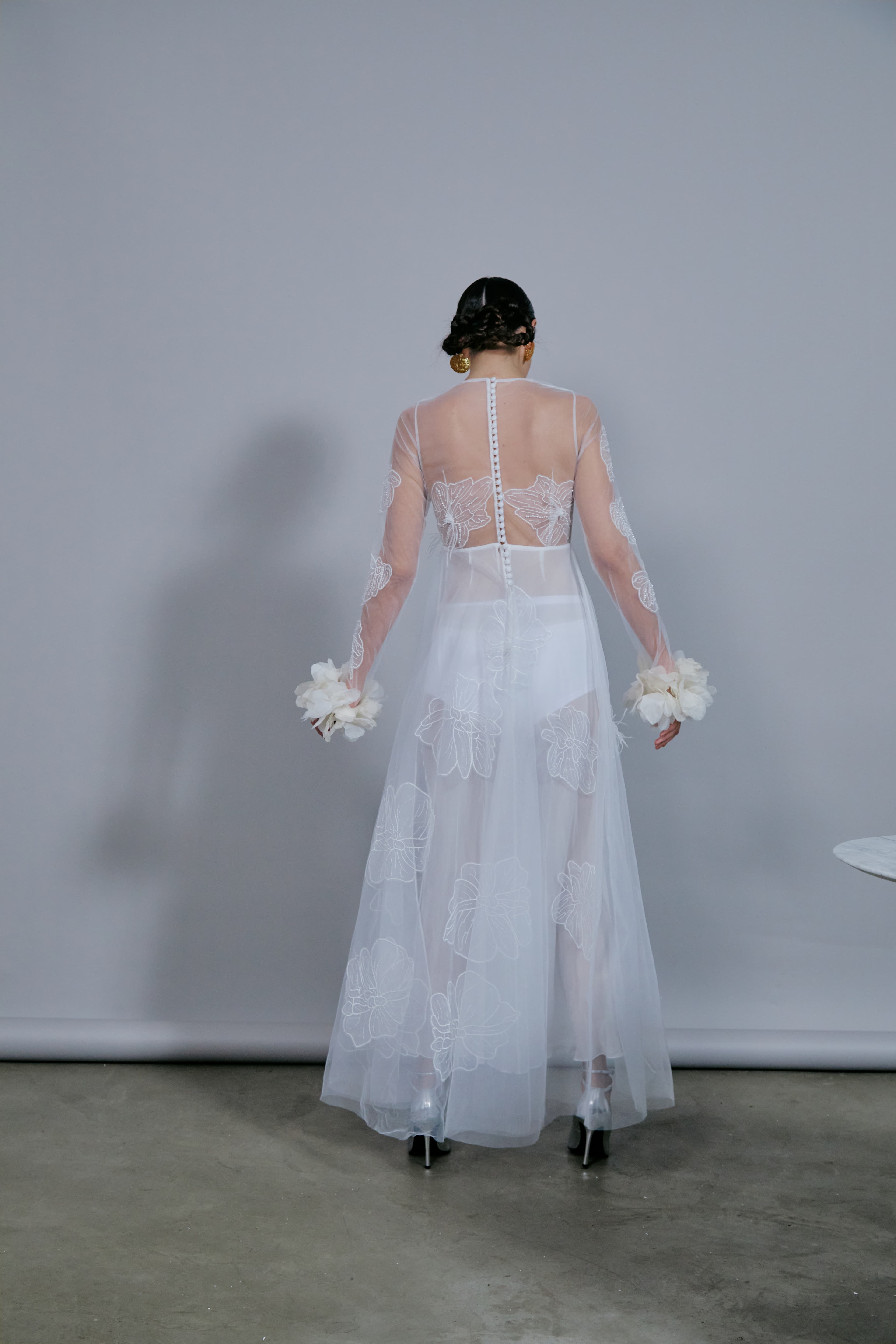 Vestido noiva flores aplicadas e bordado à mão