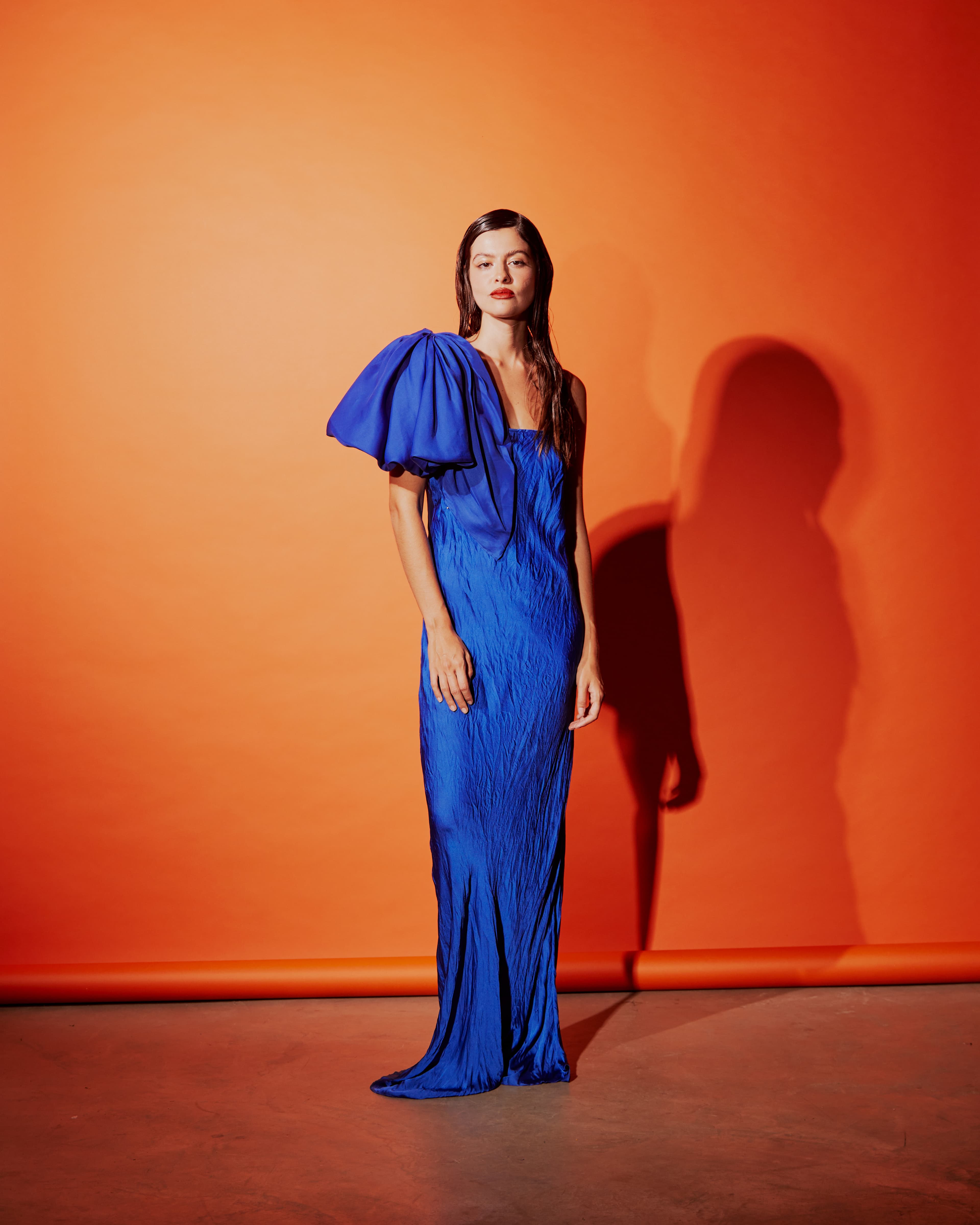 Slip dress decote reto c/ manga flor removível plissado